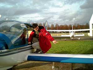 Mon pilote vérifie la sécurité de l'avion et suit sa liste de check...