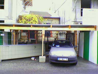 Suresnes - Une maison entre deux immeubles en construction