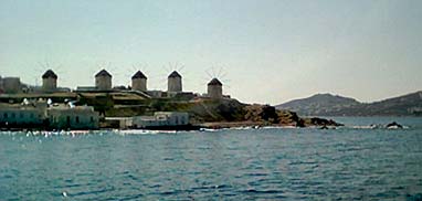 Les fameux moulins à vent à l'entrée de Mykonos