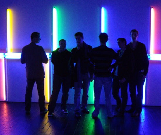 Pose devant Eblouissement de Dan Flavin