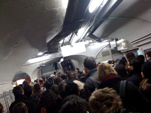 Embouteillage dans les couloirs du métro République