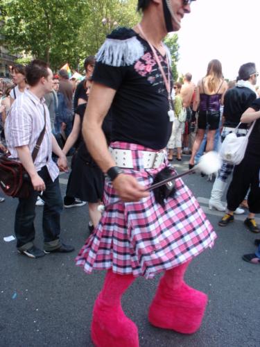 Trop belles chaussures roses moumoute - Gay Pride 2009