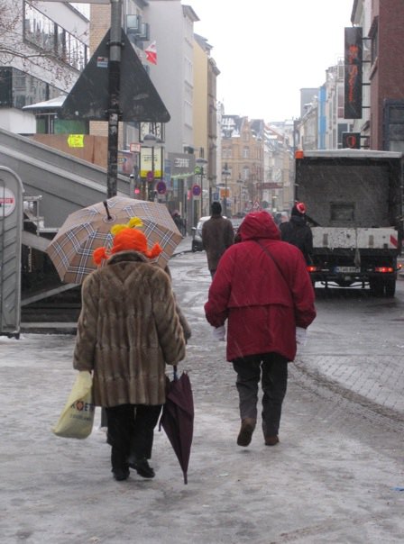 Dame à la perruque orange au carnaval de Cologne