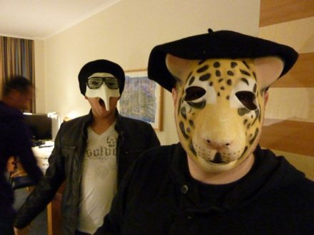 Essayage de masques à l'hôtel