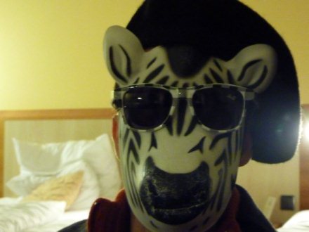 Essayage de masques à l'hôtel