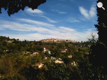 Vue lointaine de St Paul de Vence