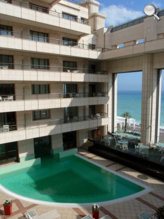 Vue de la piscine intérieure de l'hôtel