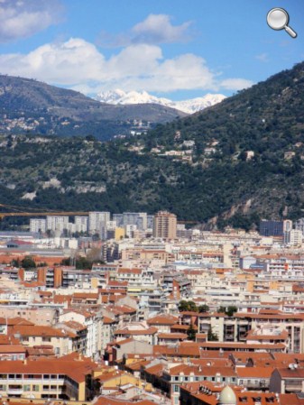 Vue de Nice autour du port et jusqu'au Alpes
