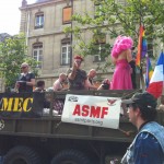 Tiens un gentil monsieur me fait signe. Que veut-il ?