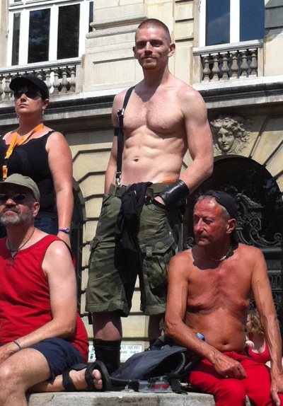 Ma marotte de Gay Pride : trouver ce gars tous les ans !! Ma marotte de Gay Pride : trouver ce gars tous les ans !!