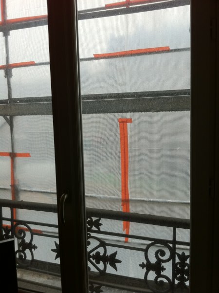 Mon salon avec vue sur les bâches&nbsp;!