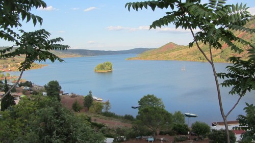 Vue panoramique du Lac de Salagou au coucher du soleil