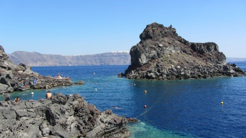 Rocher et plage d'Ammoudi à Oia - Santorin