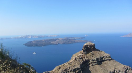 Vue de l'île volcanique Nea Kameni et le rocher de Skaros au premier plan (ancien fort vénitien)