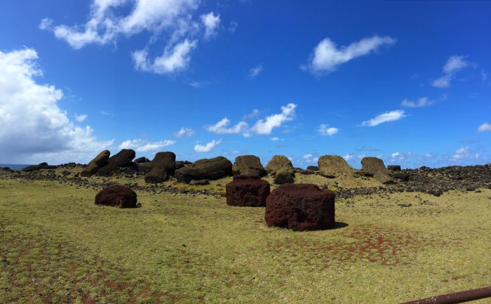 Moaïs tombés et cassés